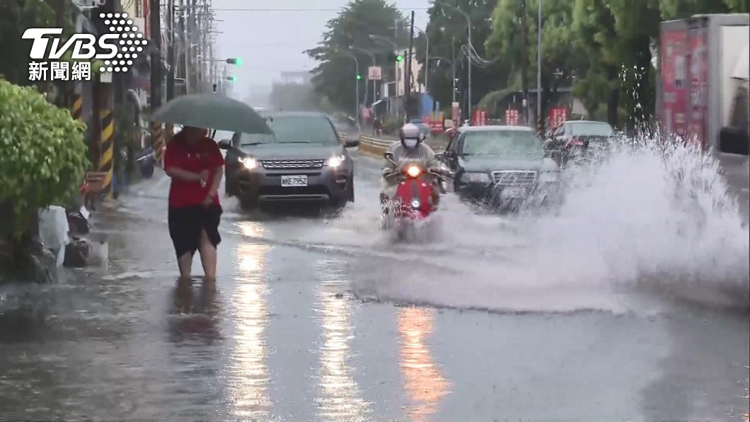 中央災害應變中心示警,6縣市淹水警,須防強降雨、淹水。(示意圖,與本文無關/TVBS資料畫面) 颱風樺加沙,停班停課,最新颱風動態,颱風假,颱風停班停課,颱風動態最新,颱風假機率,陸上颱風警報,颱風警報,颱風快訊