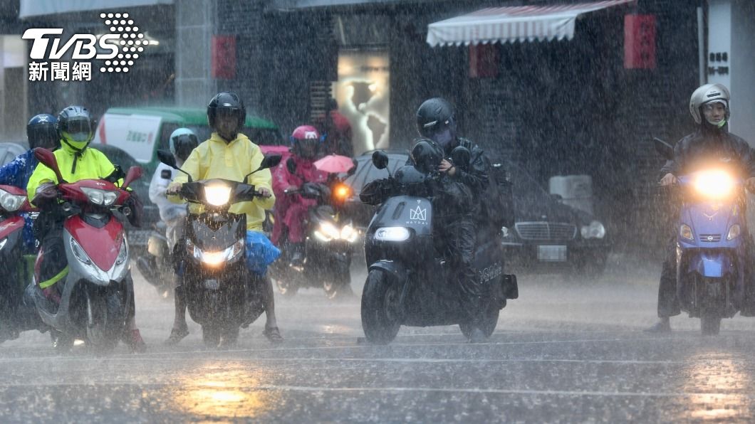 颱風樺暴風圈擴大,大雨侵襲北部。(示意圖/TVBS資料照) 颱風假,颱風樺加沙,停班停課,最新颱風動態,颱風停班停課,9/22颱風假,颱風動態最新,颱風假機率,颱風警報,颱風快訊,陸上颱風警報