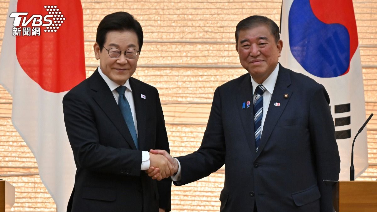 南韓總統李在明(左),23日會晤日本首相石破茂。(圖/達志影像美聯社) 南韓總統李在明(左),23日會晤日本首相石破茂。(圖/達志影像美聯社)