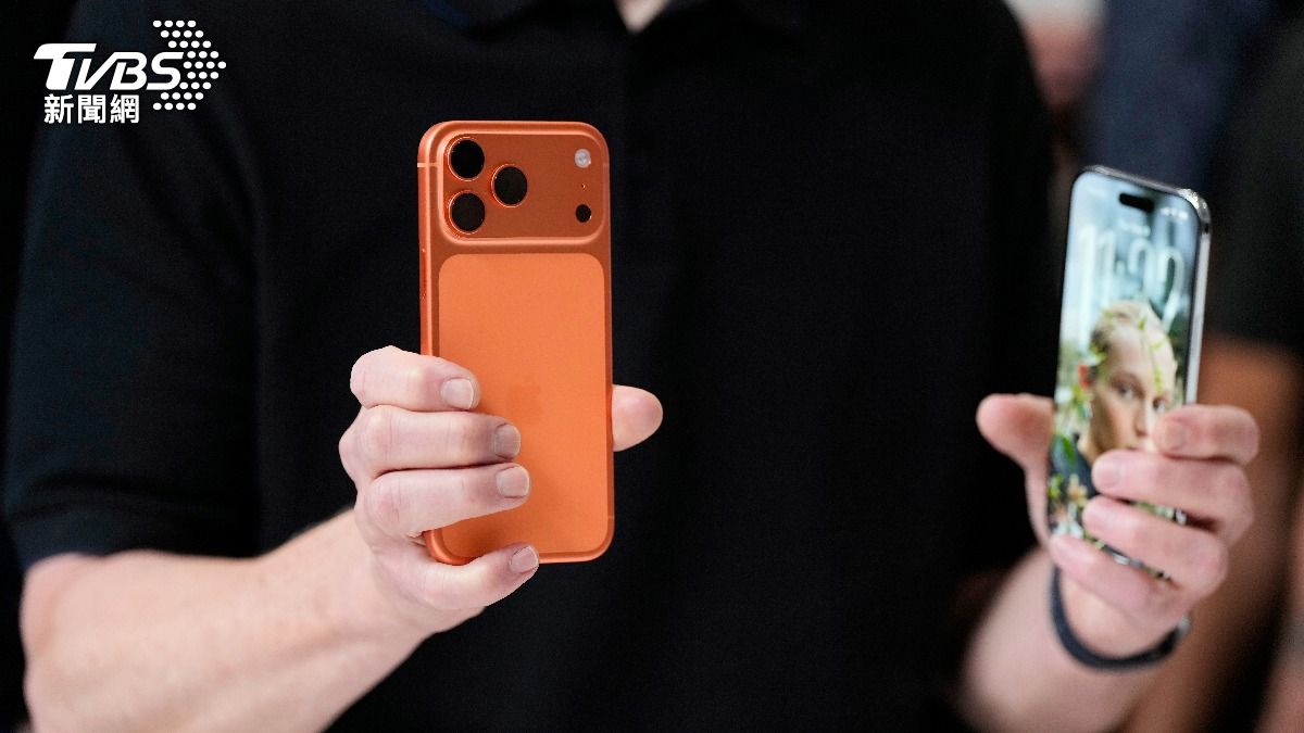 不少人搶到首批iPhone 17後,立刻在網路上「原價轉賣」。(圖/達志影像美聯社) 不少人搶到首批iPhone 17後,立刻在網路上「原價轉賣」。(圖/達志影像美聯社)