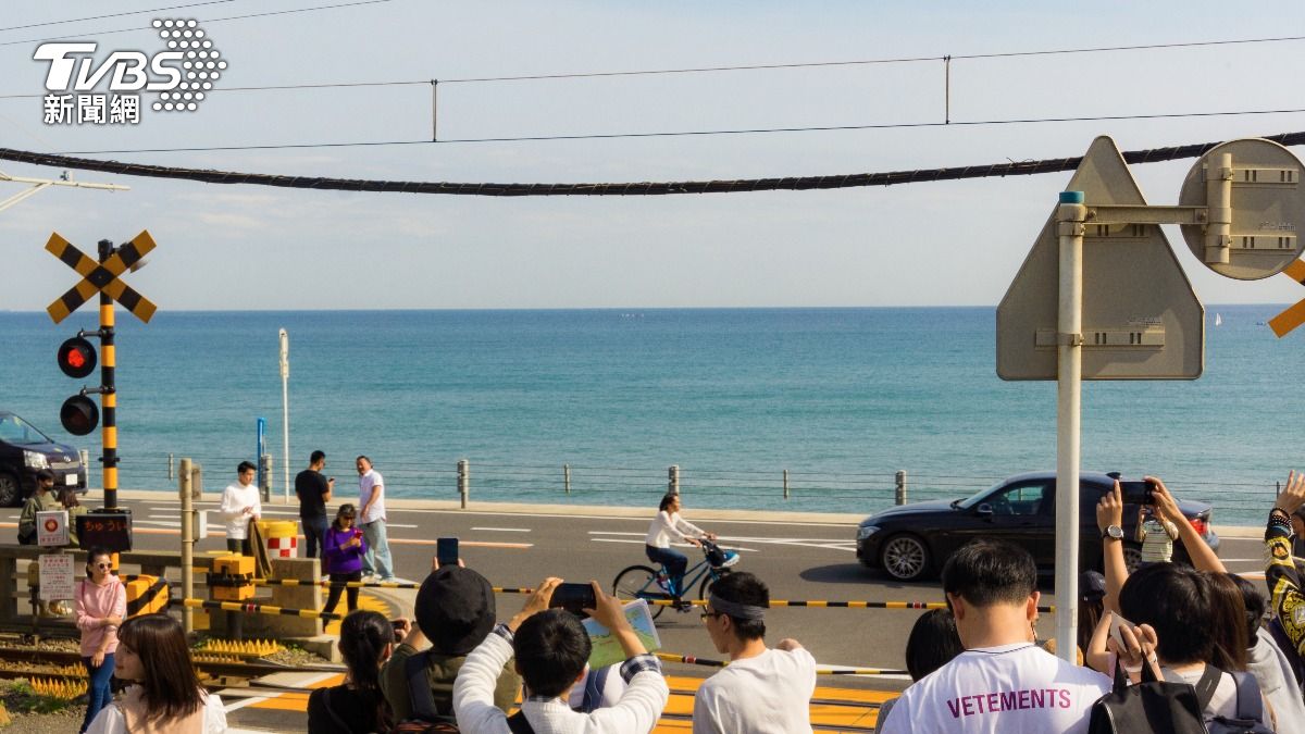 日本鎌倉高校前的平交道,因為「灌籃高手」取景爆紅。(圖/Shutterstock達志影像) 日本鎌倉高校前的平交道,因為「灌籃高手」取景爆紅。(圖/Shutterstock達志影像)