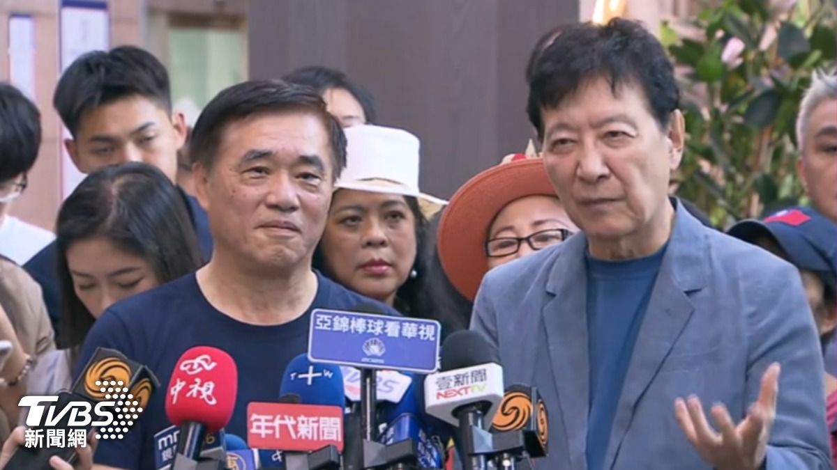 資深媒體人趙少康陪前台北市長郝龍斌登記參選國民黨主席。(圖/TVBS資料畫面) 資深媒體人趙少康陪前台北市長郝龍斌登記參選國民黨主席。(圖/TVBS資料畫面)
