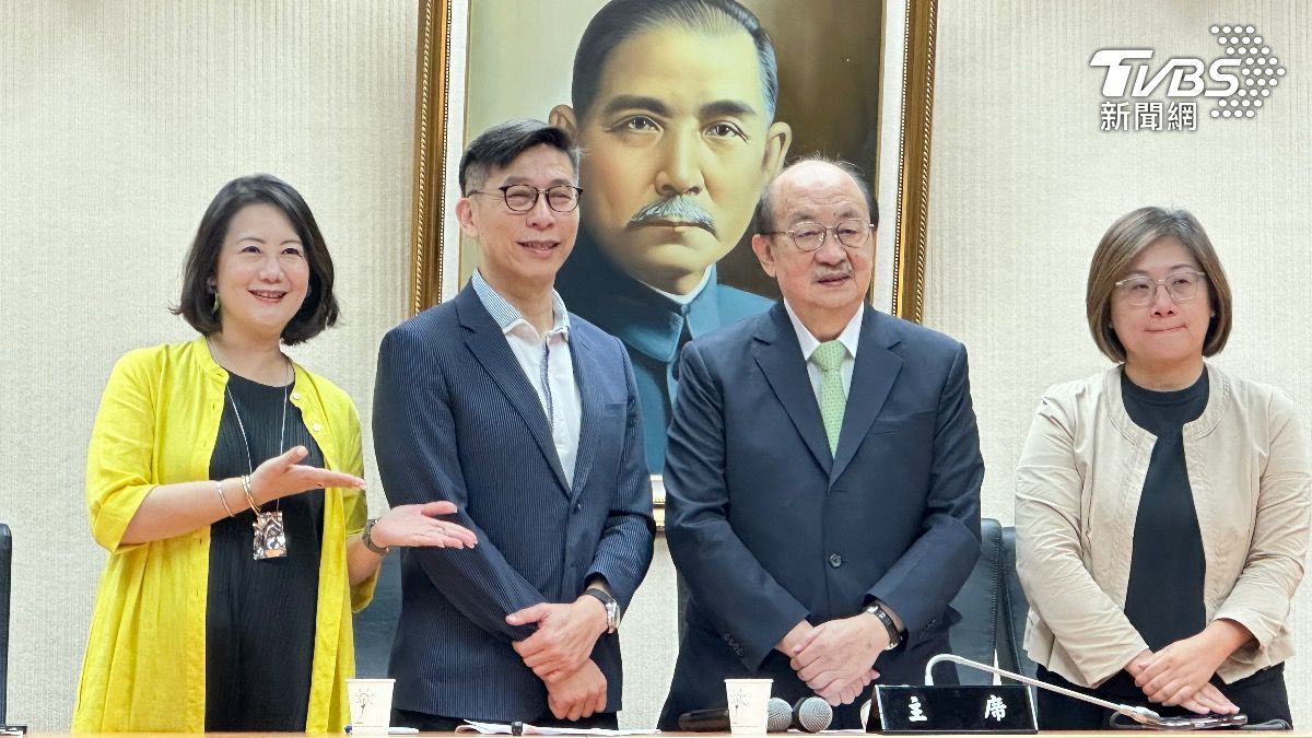 民進黨團會議今早進行幹部選舉,由鍾佳濱(左2)任幹事長、陳培瑜(右1)任書記長。(圖/潘袁詩羽攝) 民進黨團會議今早進行幹部選舉,由鍾佳濱(左2)任幹事長、陳培瑜(右1)任書記長。(圖/潘袁詩羽攝)