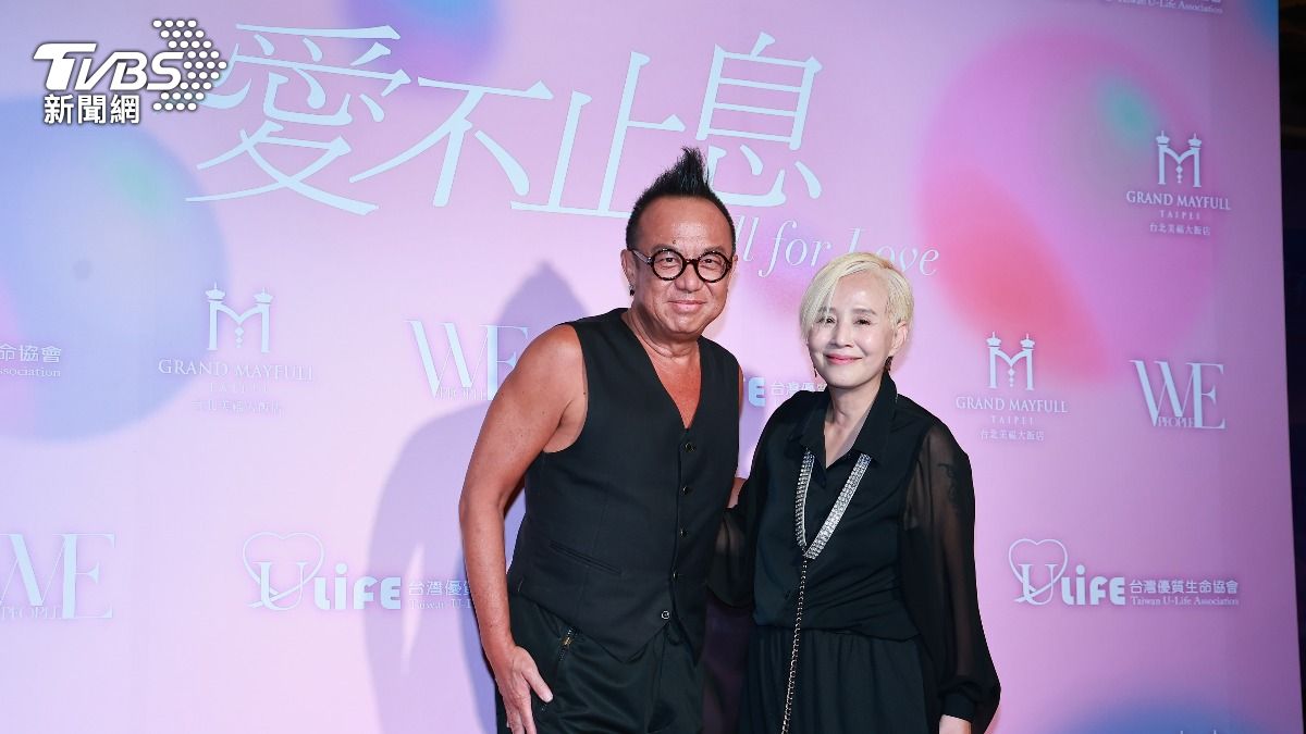 李明依(右)和黃大煒出席「2025 愛不止息慈善晚會」。(圖/黃城碩攝) 李明依(右)和黃大煒出席「2025 愛不止息慈善晚會」。(圖/黃城碩攝)