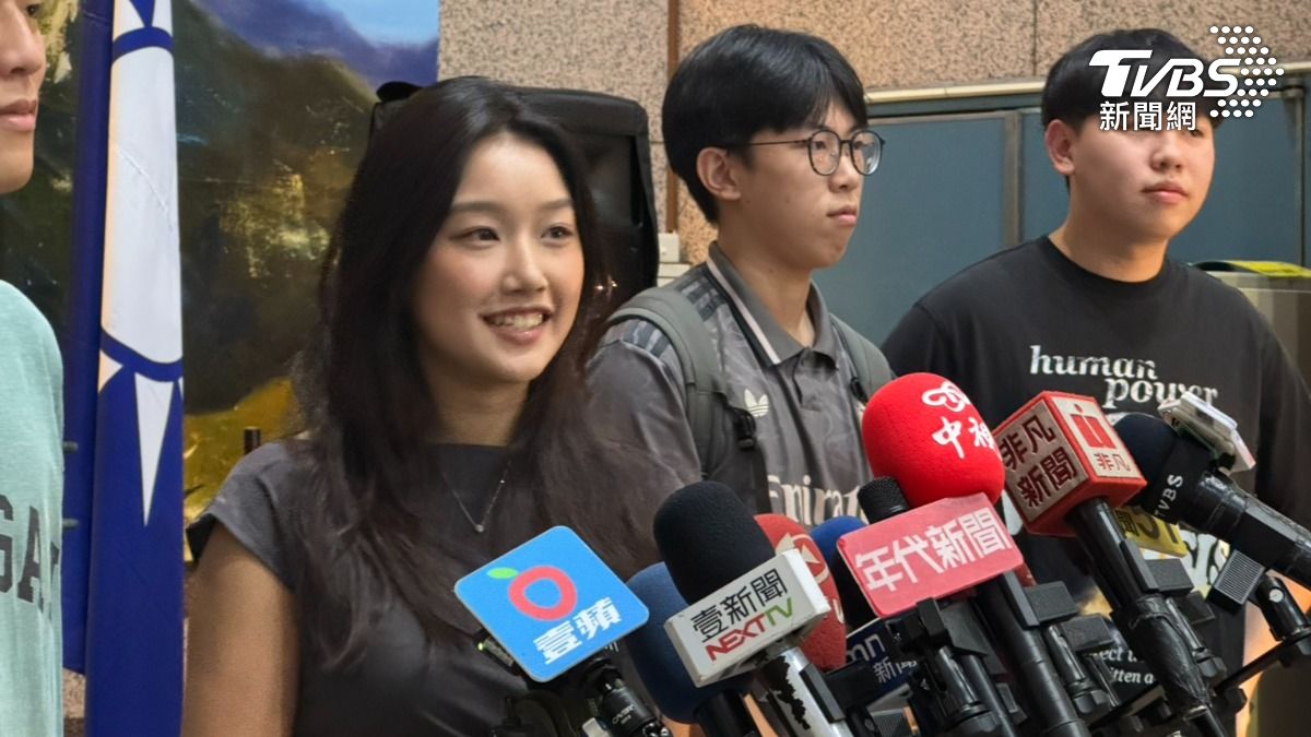 葉喆榛幫郝龍斌抽號次。(圖/陳怡潔攝) 葉喆榛幫郝龍斌抽號次。(圖/陳怡潔攝)