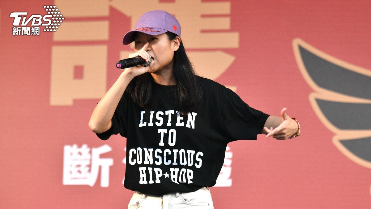 饒舌歌手楊舒雅4月登上凱道演唱〈Rule男Freestyle〉。(圖/胡瑞麒攝) 楊舒雅-楊舒雅入圍-楊舒雅入圍金音獎-楊舒雅歌詞-楊舒雅爭議