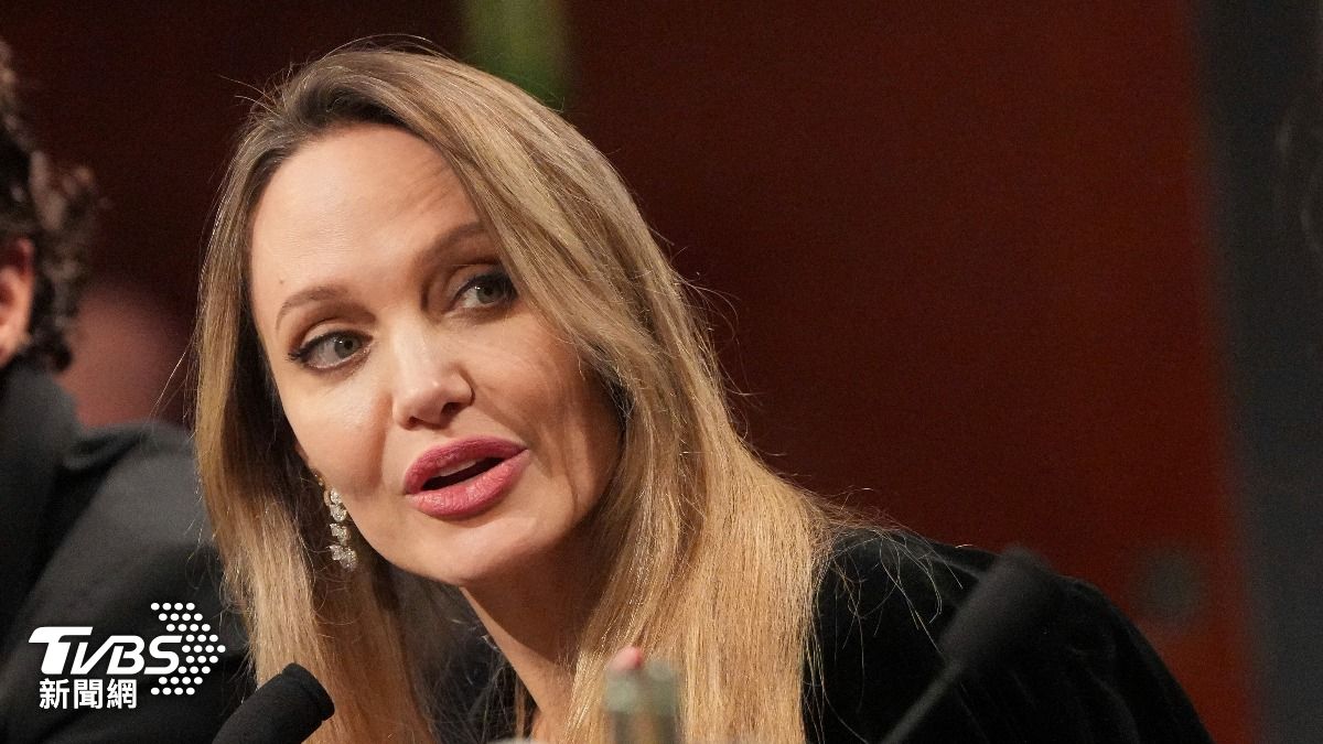 美國知名影星安潔莉娜裘莉(Angelina Jolie)今天在西班牙聖塞瓦斯蒂安(San Sebastian)電影節宣傳新片。 (圖/達志影像美聯社) 美國知名影星安潔莉娜裘莉(Angelina Jolie)今天在西班牙聖塞瓦斯蒂安(San Sebastian)電影節宣傳新片。 (圖/達志影像美聯社)