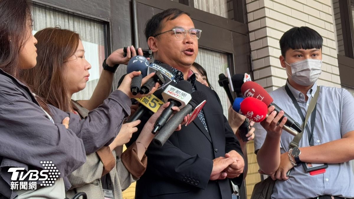 綠委王義川去年六月被藍委徐巧芯爆料開名車闖紅燈,但王義川懷疑遭跟監,故向警方報案。(圖/劉庭宇攝) 綠委王義川去年六月被藍委徐巧芯爆料開名車闖紅燈,但王義川懷疑遭跟監,故向警方報案。(圖/劉庭宇攝)