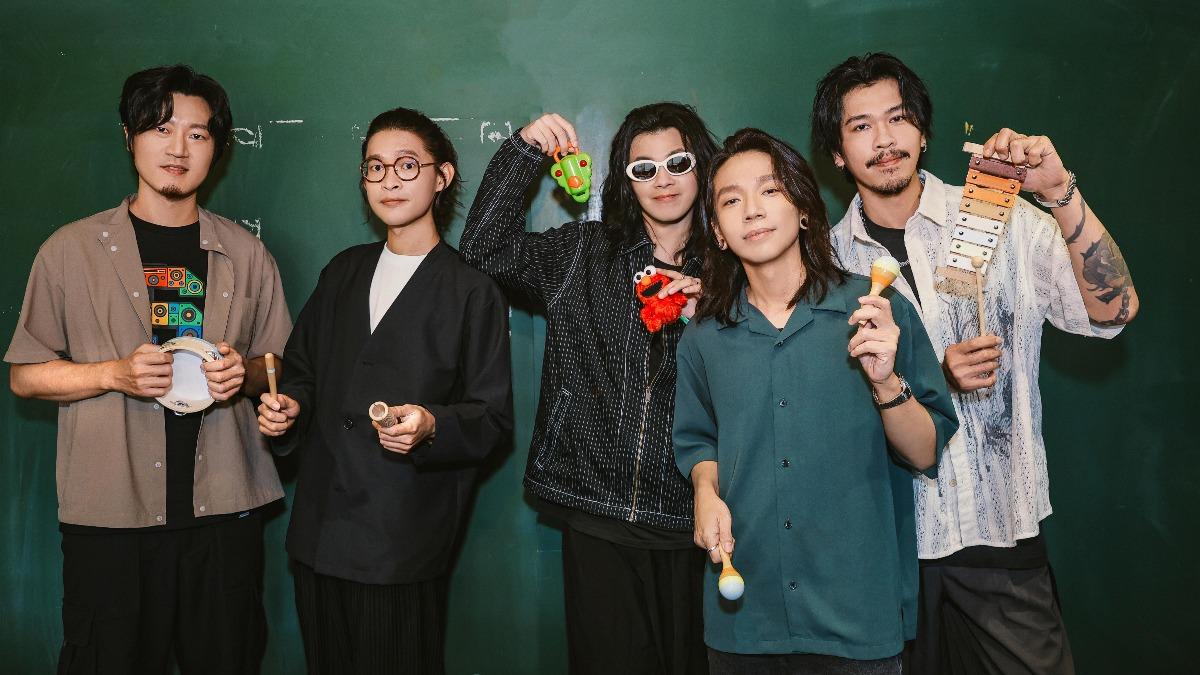 麋先生全新單曲〈散散步〉成最可愛的一首歌,以諾夫妻錄音室放閃甜翻全場。(圖/相信音樂提供) 麋先生全新單曲〈散散步〉成最可愛的一首歌,以諾夫妻錄音室放閃甜翻全場。(圖/相信音樂提供)