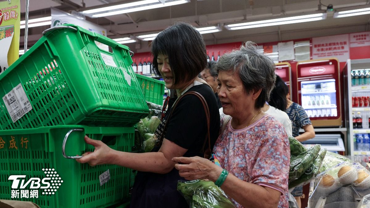 樺加莎颱風來襲,香港民眾湧入超市掃貨,為防颱準備。 (圖/達志影像路透社) 樺加莎颱風來襲,香港民眾湧入超市掃貨,為防颱準備。 (圖/達志影像路透社)