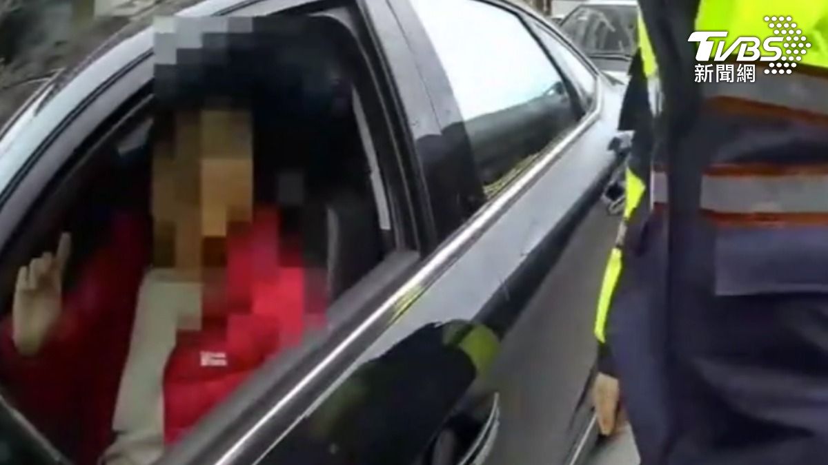 違停被攔揪假車牌,兒目睹母遭銬怒轟。(圖/TVBS) 違停被攔揪假車牌,兒目睹母遭銬怒轟。(圖/TVBS)