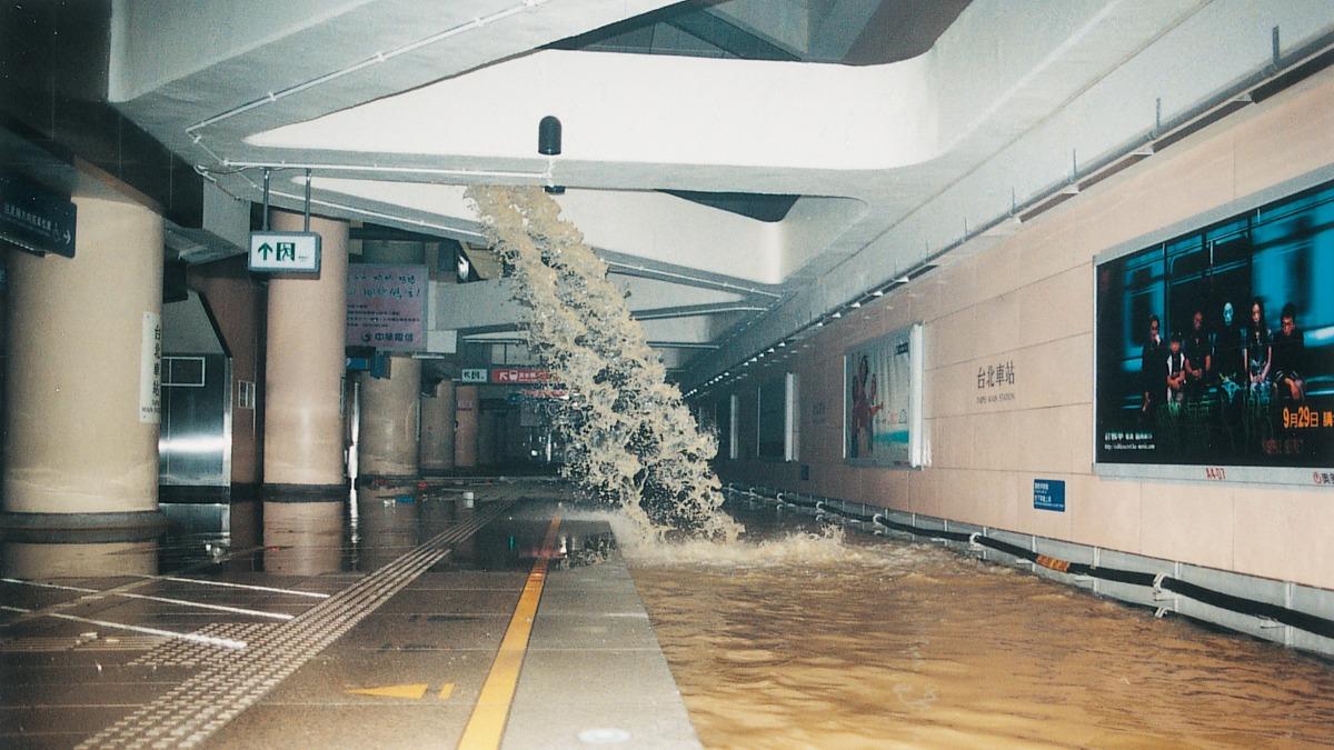 納莉颱風帶來的強大雨勢灌入台北捷運車站。(圖/翻攝自臉書粉絲專頁「台北捷運Metro Taipei」) 納莉颱風帶來的強大雨勢灌入台北捷運車站。(圖/翻攝自臉書粉絲專頁「台北捷運Metro Taipei」)